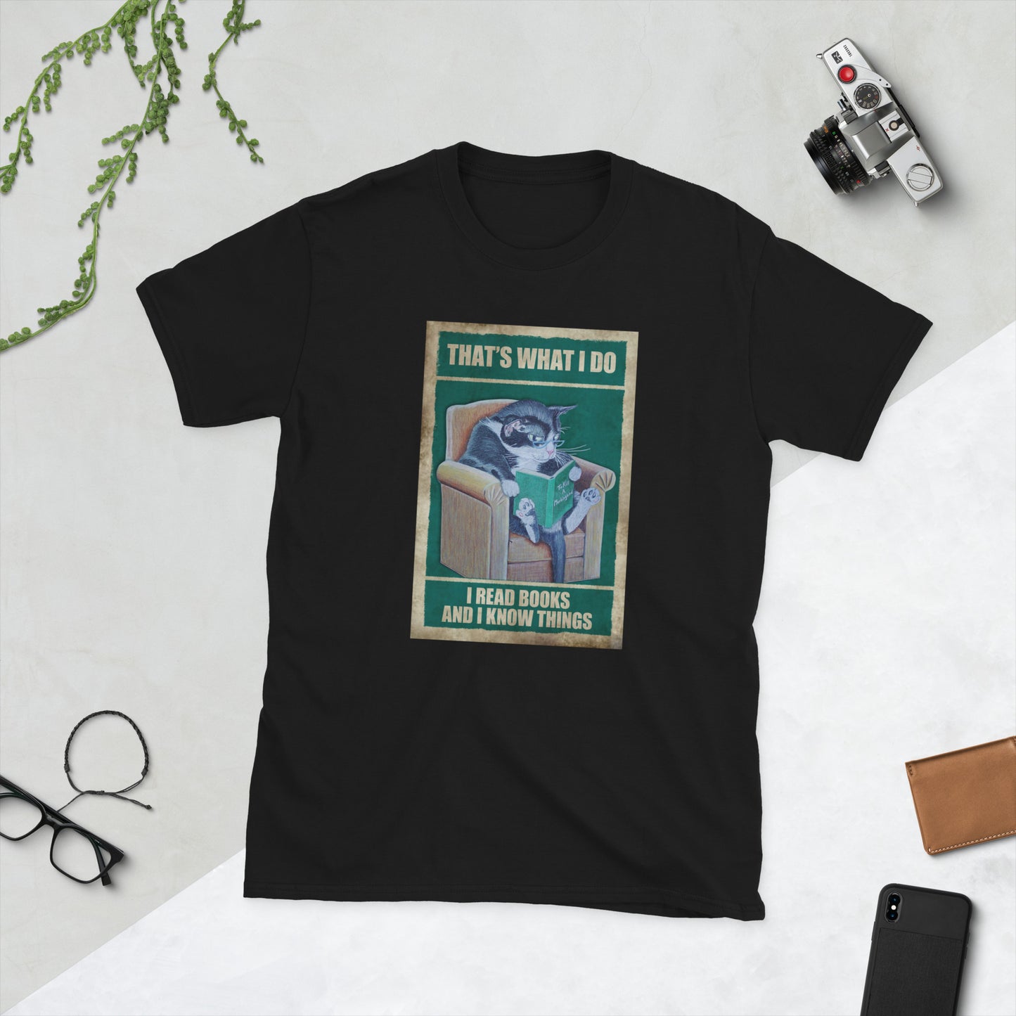 Cat Lover's T-Shirt, I read books and I know things, Short-Sleeve Unisex T-Shirt