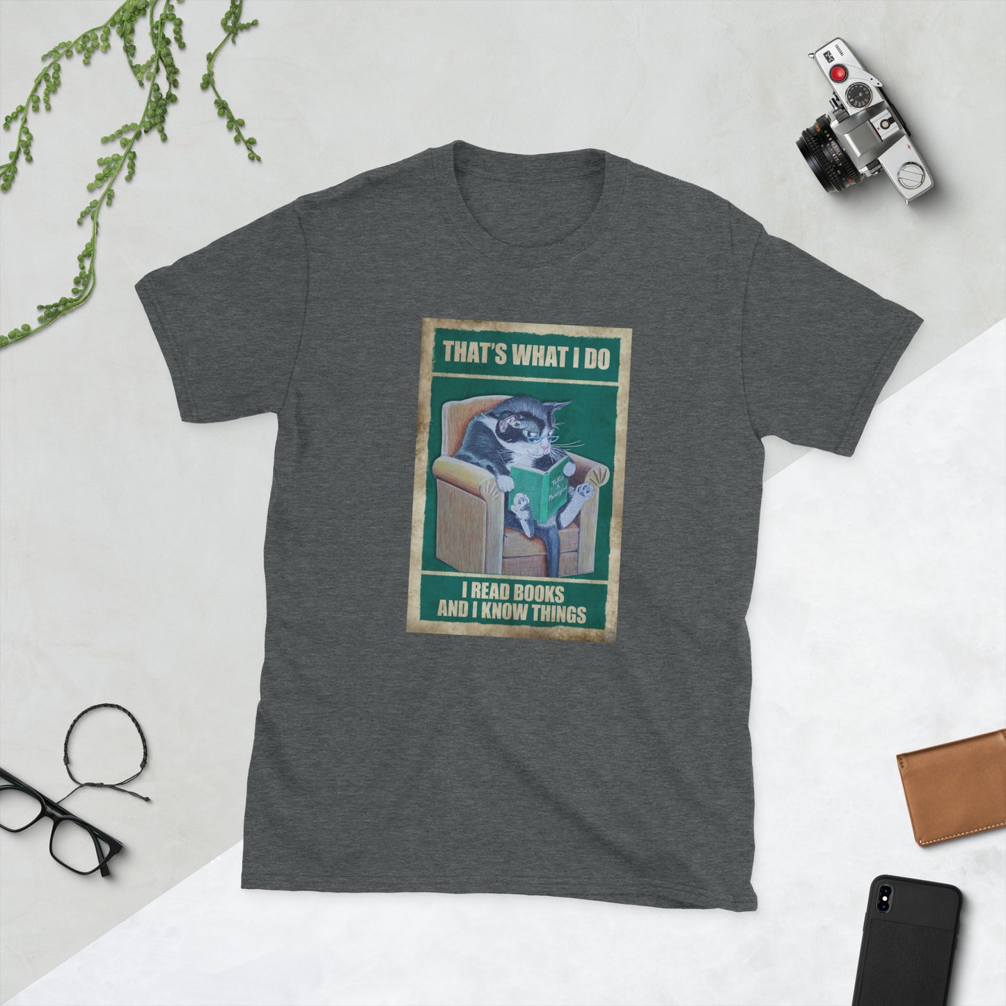 Cat Lover's T-Shirt, I read books and I know things, Short-Sleeve Unisex T-Shirt