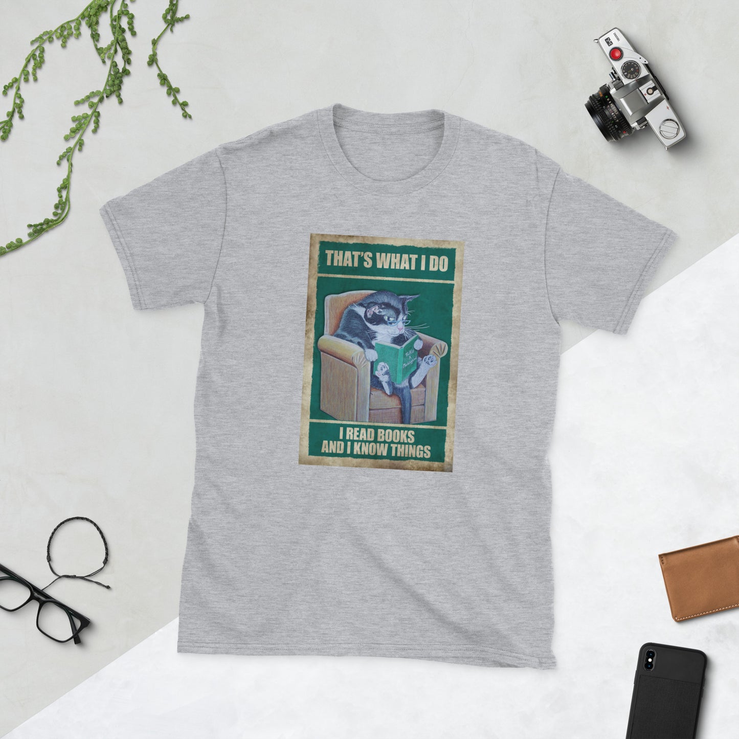 Cat Lover's T-Shirt, I read books and I know things, Short-Sleeve Unisex T-Shirt
