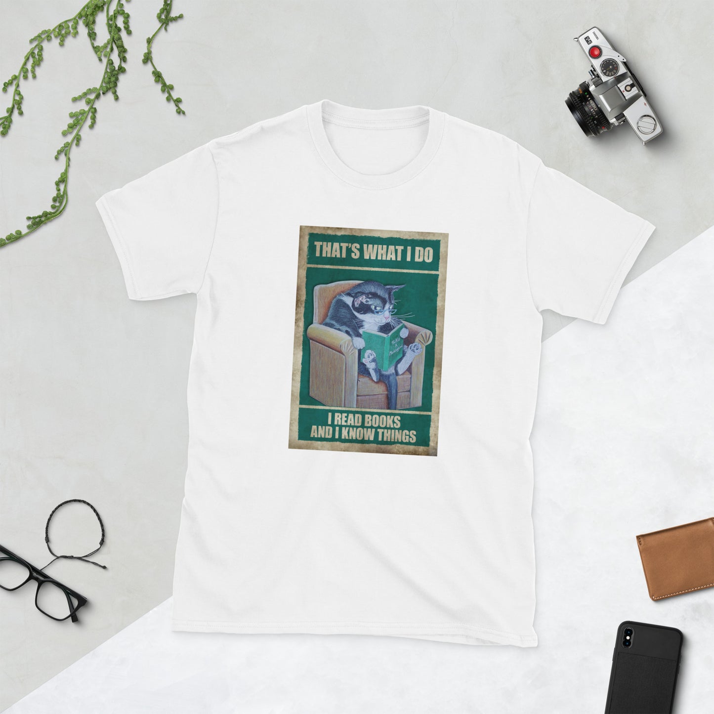 Cat Lover's T-Shirt, I read books and I know things, Short-Sleeve Unisex T-Shirt